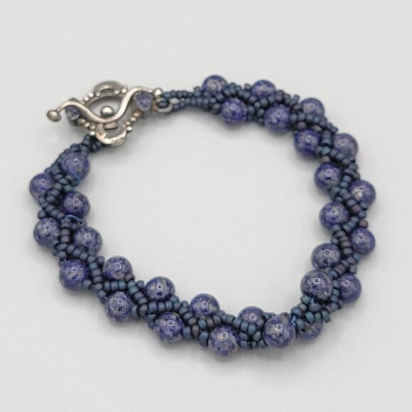 Womens Blue Beaded Bangle Bracelet Silver Tone Metal Toggle Clasp 6 3/4 - Picture 2 of 5